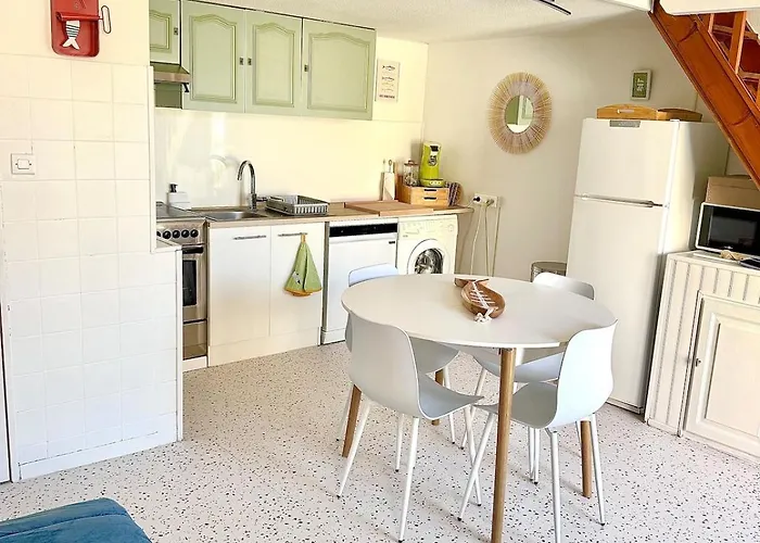 Maison T3 Terrasse, Et Commerces A Pied Лёкат